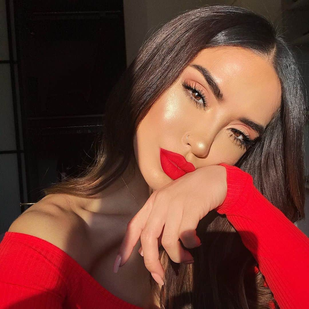 iluvsarahiiさんのインスタグラム写真 - (iluvsarahiiInstagram)「You can never go wrong with Arriba 🌶__________________________________________ Lips | Arriba #iluvsarahiixcolourpop @colourpopcosmetics + @lagirlcosmetics Relentless Red Lip Pencil  Eyes | Through my eyes Palette  @colourpopcosmetics (Sandalwood , Canela + Lucido) Mascara | Damn Girl @toofaced  Highlight | Molten Glow @jouercosmetics  Brows | Arch Micro Sculpting Pencil @hourglasscosmetics  Foundation | @narsissist Natural Radiance In Barcelona + @maccosmetics Studio Fix Fluid NC35  Bronzer | Private Island @fentybeauty」7月6日 3時40分 - iluvsarahii