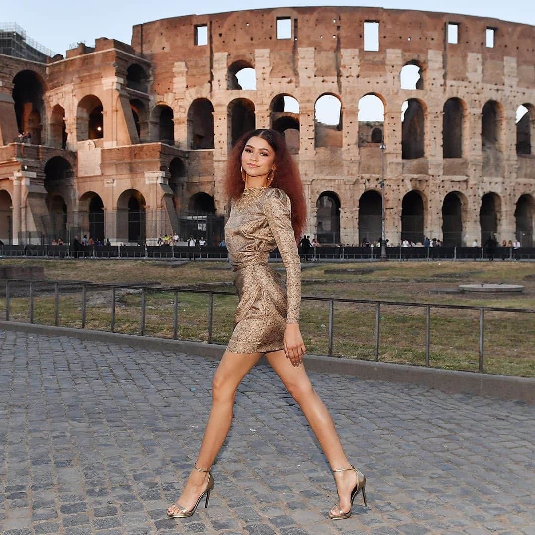 Fashion Weekのインスタグラム：「Golden girl ⭐️ @Zendaya attends the #FendiCouture runway show in Rome yesterday. Photo by @gettyimages.」
