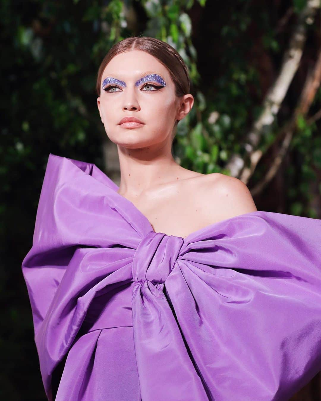 Valentinoさんのインスタグラム写真 - (ValentinoInstagram)「Simplicity and complexity collide. For #ValentinoHauteCouture #FallWinter1920, @gigihadid was dressed in a violet faille gown with floral encrustations embroidered with sequins, mother of pearl and jais. Photo by @fashiontomax」7月6日 3時48分 - maisonvalentino