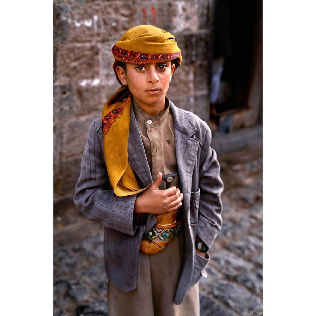 スティーブ・マカリーさんのインスタグラム写真 - (スティーブ・マカリーInstagram)「1st image: A boy holds his hand over a Janbiya. #Yemen, 1997. 2nd image: Center of the caravan trade, which passed through Wadi Hadharamaut and the town of Shibam, where mudbrick skyscrapers are coated with gypsum to repel rain. Yemen, 1997. 3rd image: A healer in Bayt Al Faqih makes a series of incisions, then places a heated horn over each to create suction. Yemen, 1997.」7月6日 3時55分 - stevemccurryofficial