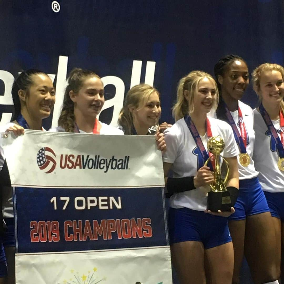 USA Volleyballさんのインスタグラム写真 - (USA VolleyballInstagram)「TAV 17 Black with the golden hardware. We’ve got more action on our live stream all day. 🔗 in bio.#gjnc」7月6日 4時04分 - usavolleyball