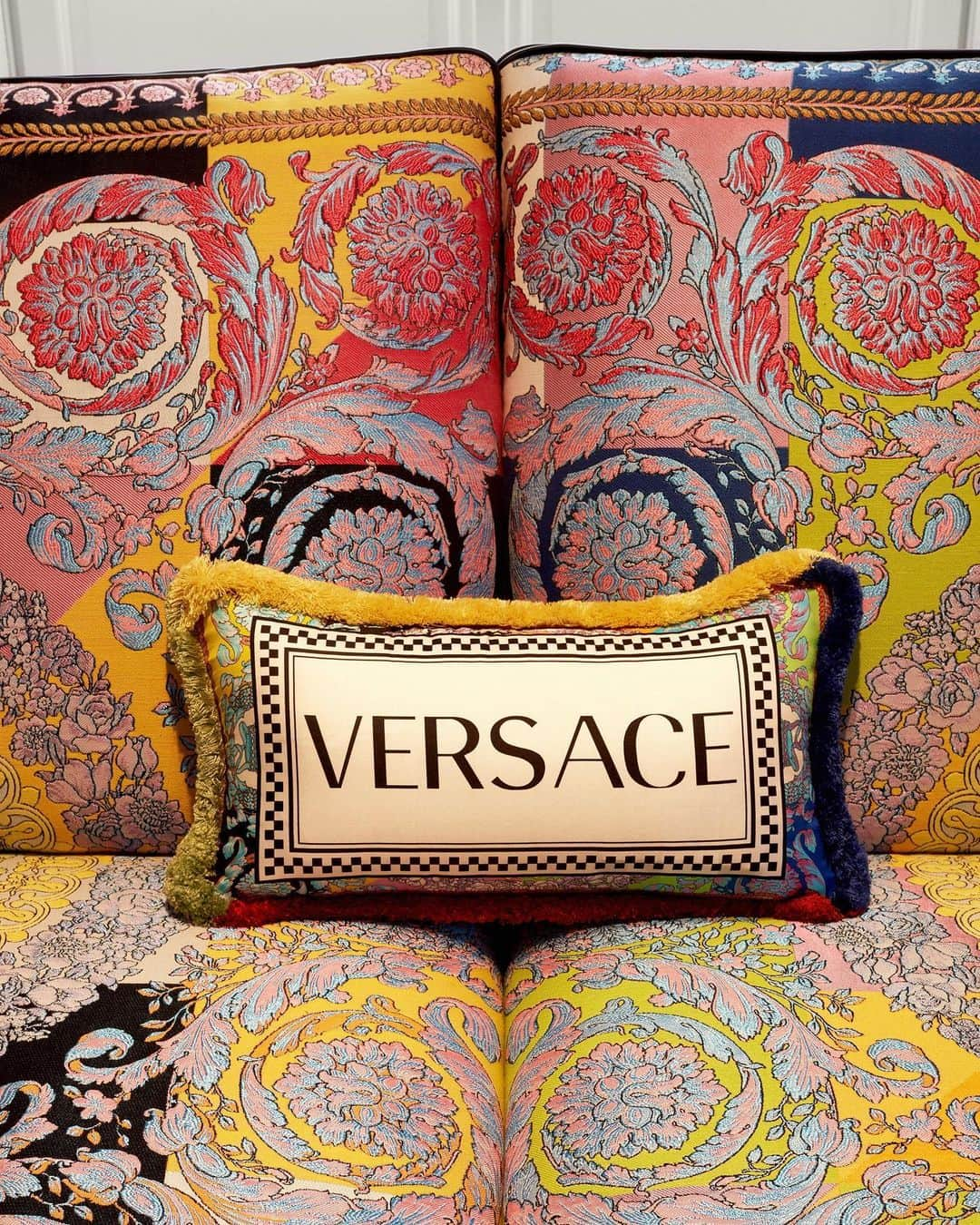 ジャンニヴェルサーチさんのインスタグラム写真 - (ジャンニヴェルサーチInstagram)「The luxury furniture translates the recognizable brand aesthetic into interior design. Discover #VersaceHome at the link in bio.」7月6日 3時58分 - versace