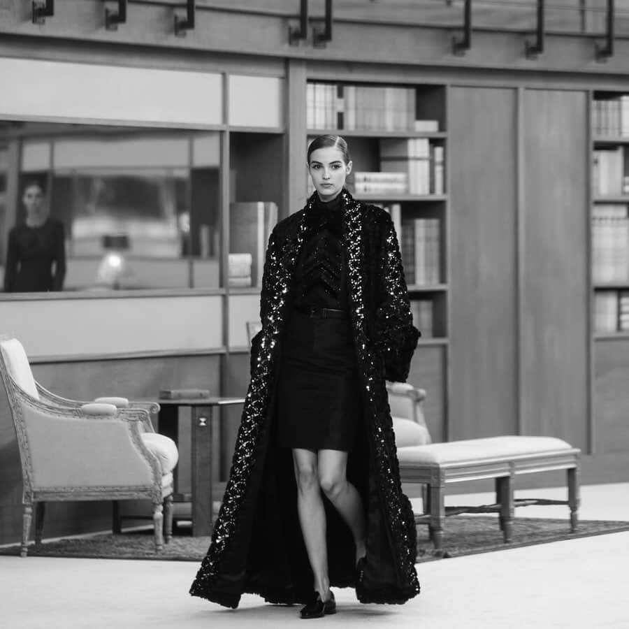 シャネルさんのインスタグラム写真 - (シャネルInstagram)「Look 56/70 — Fall-Winter 2019/20 #CHANELHauteCouture. #CHANEL #CHANELMakeup #Lesage #Massaro @chanel.beauty @Lesage @massaro_paris @camhrl  Embroidered coat in black velvet and dress in pleated and embroidered black taffeta by Lesage.」7月6日 4時00分 - chanelofficial