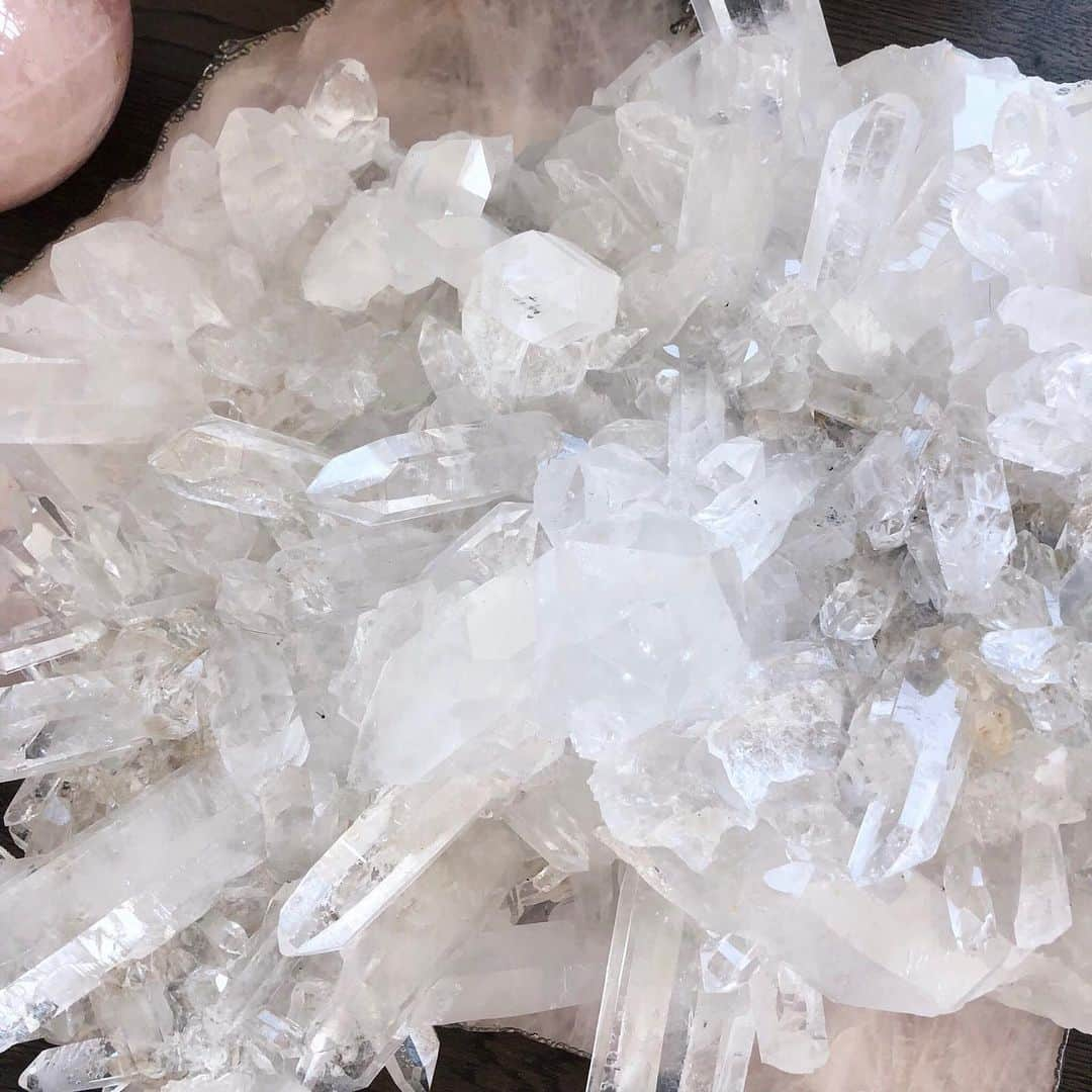 ケイティ・キャシディさんのインスタグラム写真 - (ケイティ・キャシディInstagram)「Fun fact: our home is surrounded by crystals! I’ve sworn by their healing properties for years and not to mention, who doesn’t like to look at them? ✨」7月6日 4時00分 - katiecassidy