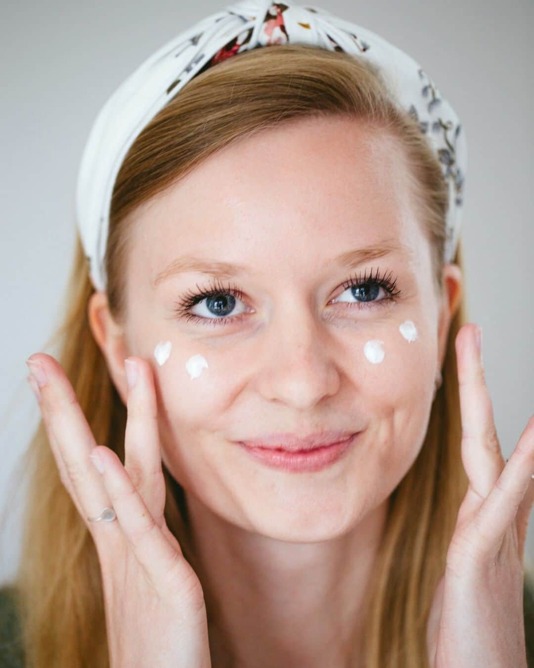 Weledaのインスタグラム：「Apply our plant-rich eye creams in two easy steps! ⠀⠀⠀⠀⠀⠀⠀⠀⠀ 🌸 Simply apply a pearl sized amount to your ring fingers and gently dot around the orbital bone. ⠀⠀⠀⠀⠀⠀⠀⠀⠀ 🌸 Pat in your eye cream gently. The skin around your eyes is very delicate!」