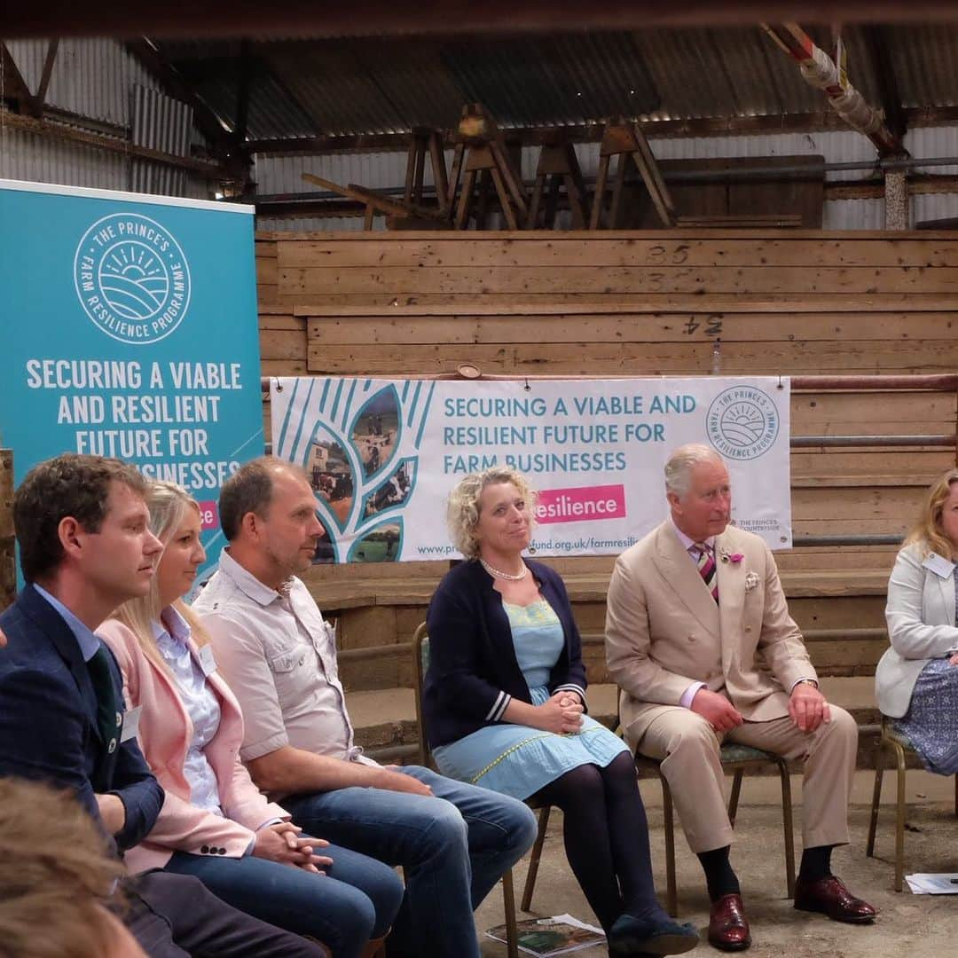 クラレンス邸さんのインスタグラム写真 - (クラレンス邸Instagram)「The Prince of Wales spent a final day in Wales today, visiting the market town of Machynlleth. Here HRH met local business owners and members of the community. Earlier in the day, The Prince visited Dollgellau Mart to meet participants of The Prince’s Countryside Fund Farm Resilient Programme.  The mart is the head office for Farmers Marts, which was formed by a group of farmers and consists of six livestock markets. The mart will form part of @countrysidefund’s upcoming three-year project conducting research into the importance of mart’s such as Dolgellau for local farmers and the local community.」7月6日 4時01分 - clarencehouse