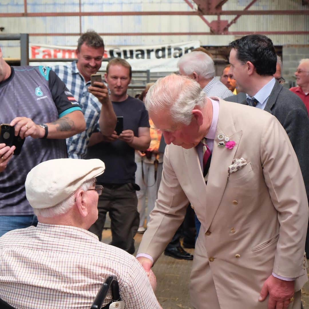 クラレンス邸さんのインスタグラム写真 - (クラレンス邸Instagram)「The Prince of Wales spent a final day in Wales today, visiting the market town of Machynlleth. Here HRH met local business owners and members of the community. Earlier in the day, The Prince visited Dollgellau Mart to meet participants of The Prince’s Countryside Fund Farm Resilient Programme.  The mart is the head office for Farmers Marts, which was formed by a group of farmers and consists of six livestock markets. The mart will form part of @countrysidefund’s upcoming three-year project conducting research into the importance of mart’s such as Dolgellau for local farmers and the local community.」7月6日 4時01分 - clarencehouse