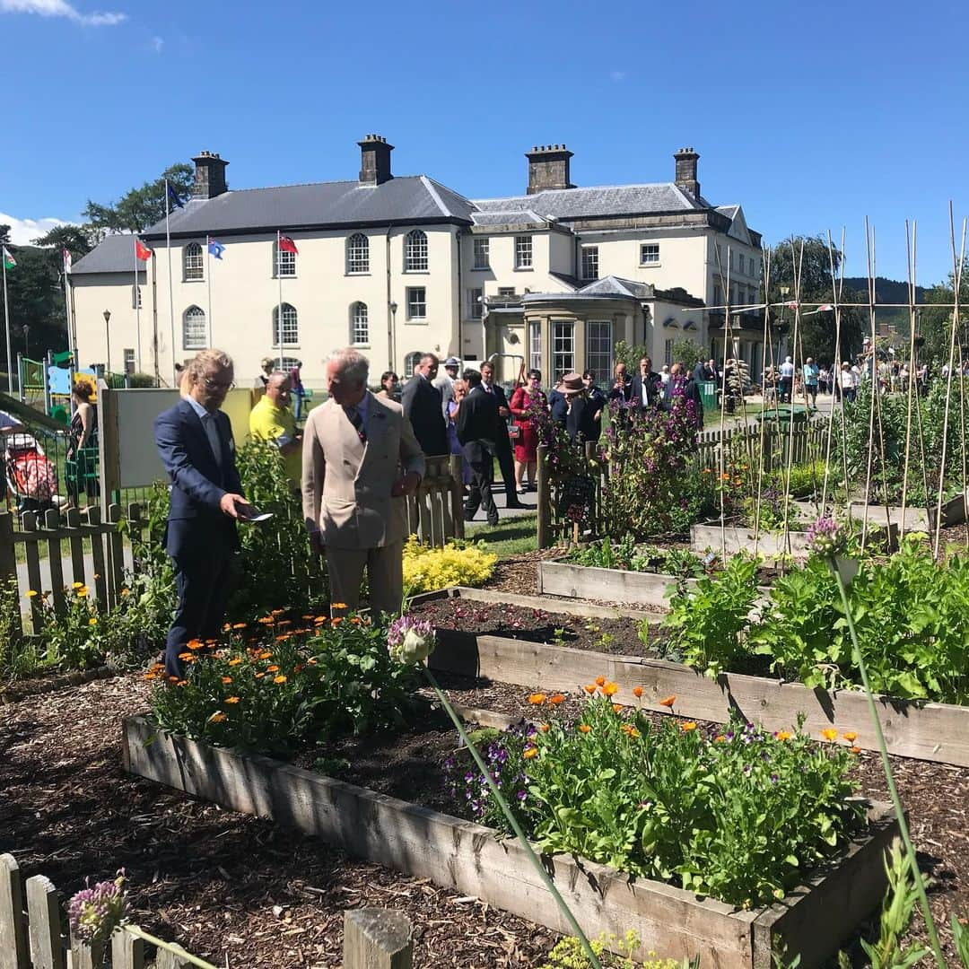 クラレンス邸さんのインスタグラム写真 - (クラレンス邸Instagram)「The Prince of Wales spent a final day in Wales today, visiting the market town of Machynlleth. Here HRH met local business owners and members of the community. Earlier in the day, The Prince visited Dollgellau Mart to meet participants of The Prince’s Countryside Fund Farm Resilient Programme.  The mart is the head office for Farmers Marts, which was formed by a group of farmers and consists of six livestock markets. The mart will form part of @countrysidefund’s upcoming three-year project conducting research into the importance of mart’s such as Dolgellau for local farmers and the local community.」7月6日 4時01分 - clarencehouse