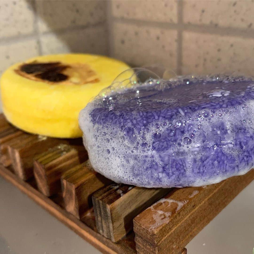 LUSH Cosmeticsさんのインスタグラム写真 - (LUSH CosmeticsInstagram)「Perfect for first-time zero-wasters, our Shampoo Bars give you the locks of your dreams while saving 2-3 standard-sized plastic bottles per bar. Just swipe it through your hair to lather, massage, and rinse. 💦💕/ 📸: @plasticfreelindsey⁠ *⁠ *⁠ *⁠ *⁠ *⁠ #ecofriendly #sustainable #plasticfree #sustainableliving #zerowastehome #handmade #sustainability #eco #gogreen #zerowastelifestyle #wastefree #greenliving #environment #solidshampoo #crueltyfree #vegan #lushie #lushlife #lushcosmetics #haircare #lushuk #lushltd #lushtime #lushlover」7月6日 4時05分 - lushcosmetics