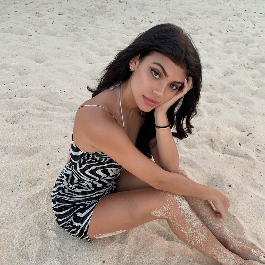 のインスタグラム：「me and everyone that believes in me at the beach」