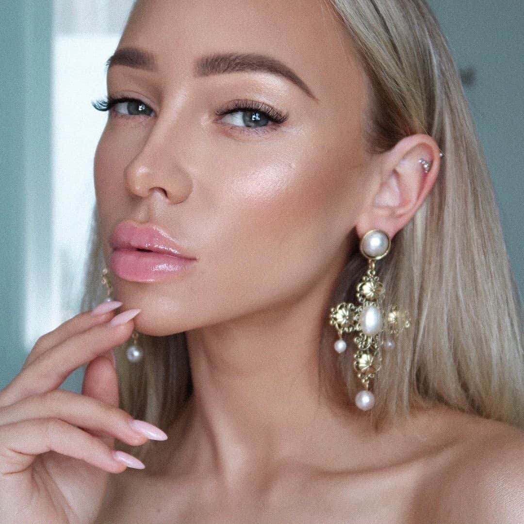 LORACさんのインスタグラム写真 - (LORACInstagram)「@liza_lash having a major GLOSSY moment in our UNZIPPED Sheer Silk Lip Gloss in BARE ✨✨✨ #LORAC #LORACCosmetics #LORACUnzipped #repost @liza_lash Can you guess the price of my earrings? 🤔 In my next post I will announce it. Как вы думаете сколько стоят мои серьги? Отвечу в след посте. . . Products details  @toofaced Peach Perfect  @urbandecaycosmetics Brow Blade @toofaced Papa don’t Peach blush  @ofracosmetics SOHO highlighter  @benefitcosmetics Hoola bronzer  @loraccosmetics BARE lipgloss」7月6日 4時09分 - loraccosmetics