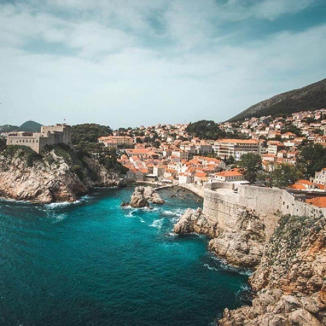 Lonely Planetさんのインスタグラム写真 - (Lonely PlanetInstagram)「This #lonelyplanet regram belongs to @michelle.tangg, who snapped a stellar shot of #Croatia's beautiful #Dubrovnik, historical town and, more recently, backdrop to some of #GameofThrones' most captivating scenes. As amazing as Dubrovnik is in its own right, it's also a great base from which to explore other parts of southern Croatia. Tap our bio link to discover the top 10 day trips from Dubrovnik! 🇭🇷」7月5日 19時12分 - lonelyplanet