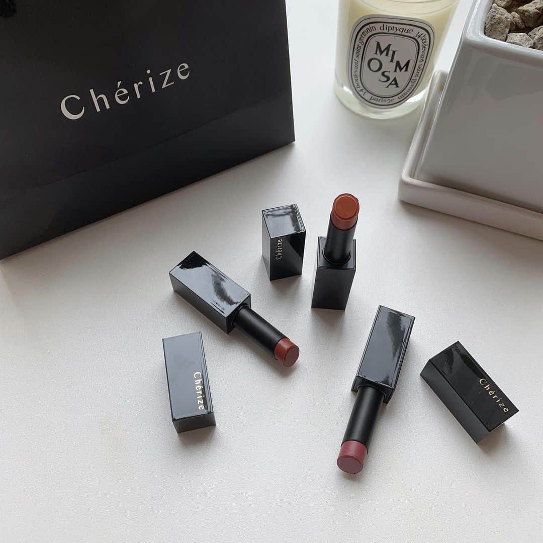 Mie Kawanoのインスタグラム：「@cherize_cosmetics のリップ𓃈 どれも本当に使える色ばかり𓄺 今日は01と02を重ね付けしました❤︎ ______________________________________ #lip #lipstick #cosme #リップ #cosmetics #シェリゼ」