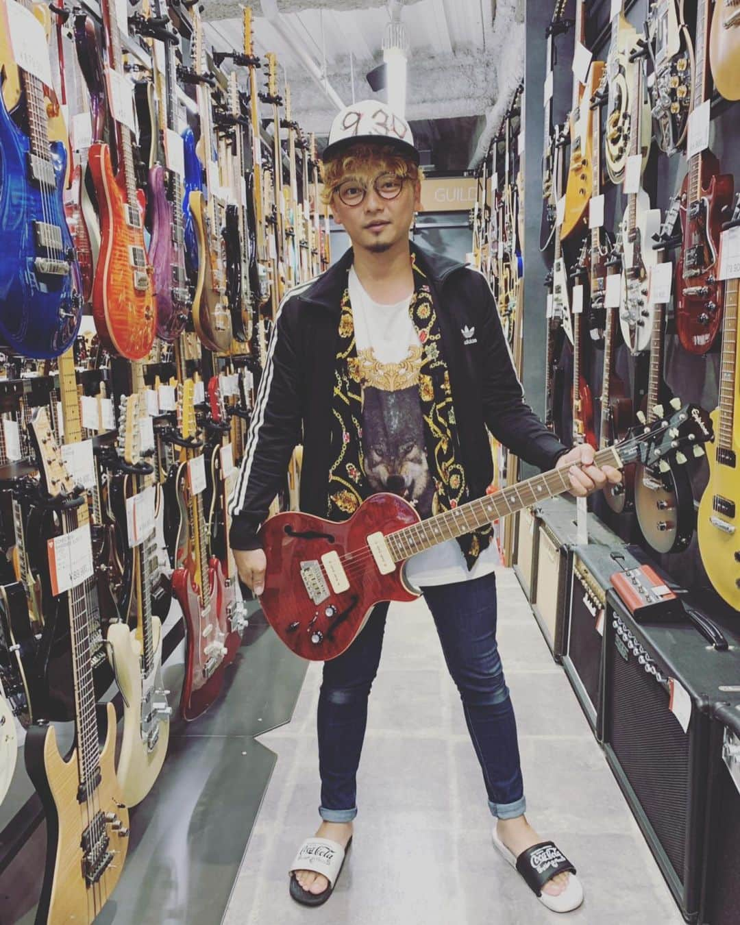 松野浩介さんのインスタグラム写真 - (松野浩介Instagram)「【331日目】 6月29日(土) My New Gear！！！！！ 2枚目は車と水着の女みたいな感じです。 #ぺーぺー親父のくそ日記 #生後331日目  #生後10ヶ月 #赤ちゃん #女の子 #親父 #娘 #奥さん #松野家 #夫婦 #親子 #家族写真 #松野浩介 #森岡朋奈 #theだいじょぶズ #9月30日 #恵比寿 #リキッドルーム #ワンマン #mynewgear #ギター #guitar #epiphone #blueshawk #赤虎」7月5日 19時15分 - kosuke_matsuno