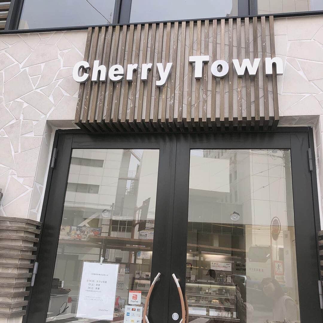 isutaさんのインスタグラム写真 - (isutaInstagram)「. 長崎にある老舗洋菓子屋さん「Cherry Town （チェリータウン）」をご紹介♡ . 白を基調としたスタイリッシュな店内が魅力的なんです♩ . シンプルで見た目が可愛いケーキが食べられますよ♡ . ミニサイズなので、いろんな種類のスイーツが楽しめるのも嬉しいんです！ . 甘いもの好きの女の子がぜひ遊びに行ってみてください❤︎ ________ Cherry Town access：長崎市桜町1-2 open：10:00～20:00（カフェは〜19:00） close：日曜日 ________ Photo by @tkmt_yuki @_wknax_ . isutaのwebサイトでは、おすすめのコーデから可愛いカフェまでたくさんの情報をお届けしています！ また、isutaのオリジナルグッズも販売中！ ぜひisutaのwebサイトからチェックしてみてください♩ . #isuta #isutacafe #isutapic #イスタ #cherrytown #チェリータウン#長崎カフェ」7月5日 19時17分 - isuta_jp