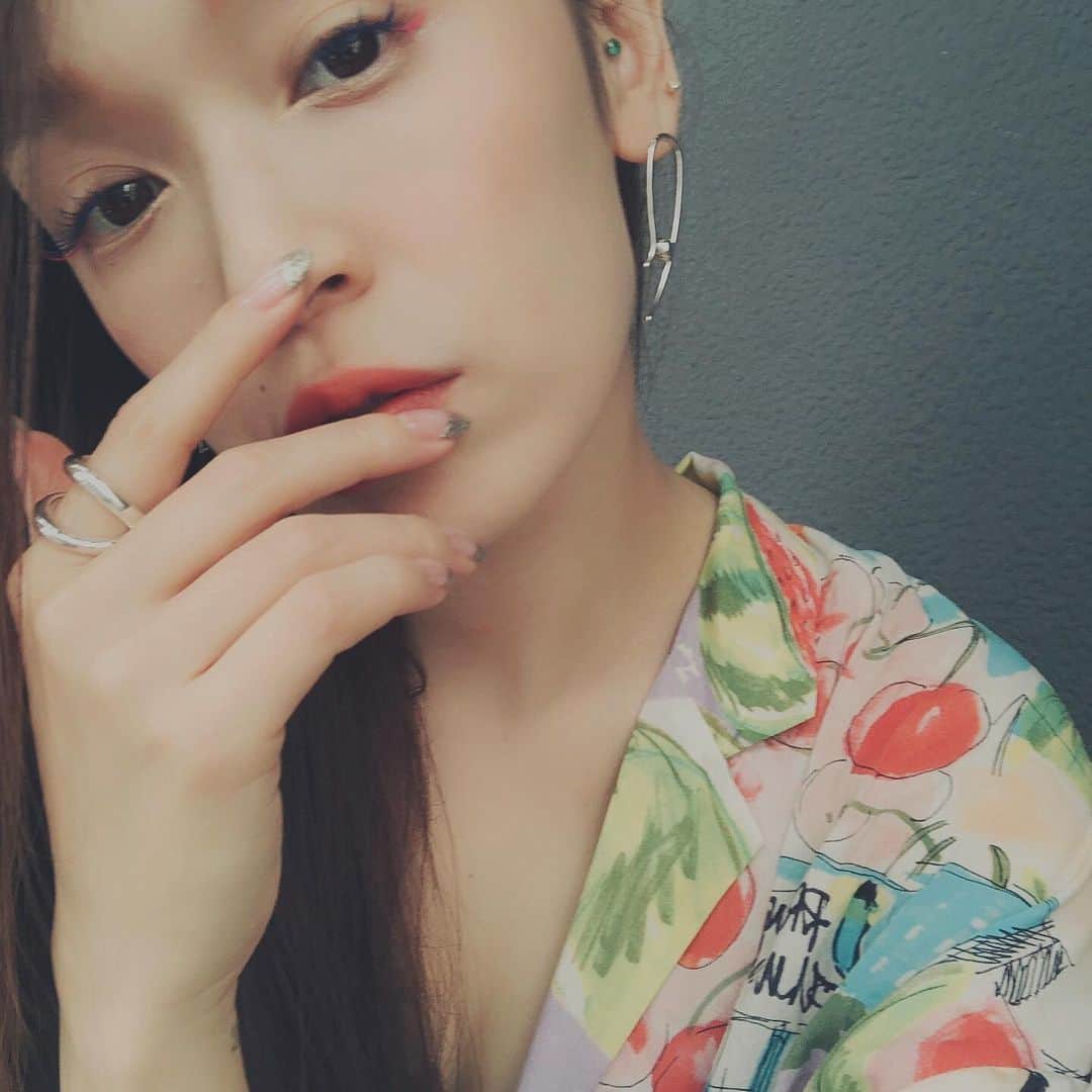 のインスタグラム：「・ ・ 最近制作してるからか 夜中に目が冴えちゃって作業も捗るから朝方寝る癖が付いちゃって気づくとあくびしてるな。。 今も絶好調に眠いです、、w 今夜からリズム変えなきゃ😪 ・ ・ 最近やたらと女子から可愛いと褒めて もらえるこのカラーマツエクは  @diamond_lash  で全体ブルーで目尻だけピンクに してもらったよ♡ 夏はカラーマツエク本当可愛いから おススメだよ〜✨🎋 ・ ・ New Nailは久々シルバーラメ @nailmix_and_es  ラメはやっぱりキラキラで 可愛いな💕 ・ ・ #diamondlash  #nailmix #ダイアモンドラッシュ  #ネイルミックス」