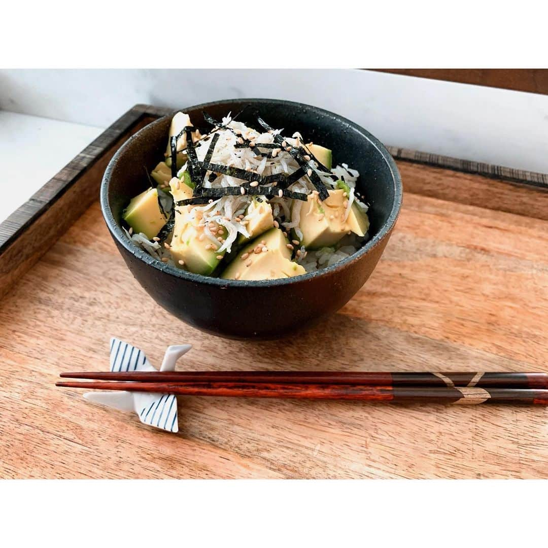 GENKINGの釜飯さんのインスタグラム写真 - (GENKINGの釜飯Instagram)「アボカドしらす丼🥑 ごま油とわさび醤油を混ぜたタレをかけたら完成💕 #genkingkitchen」7月5日 19時21分 - genkingkitchen