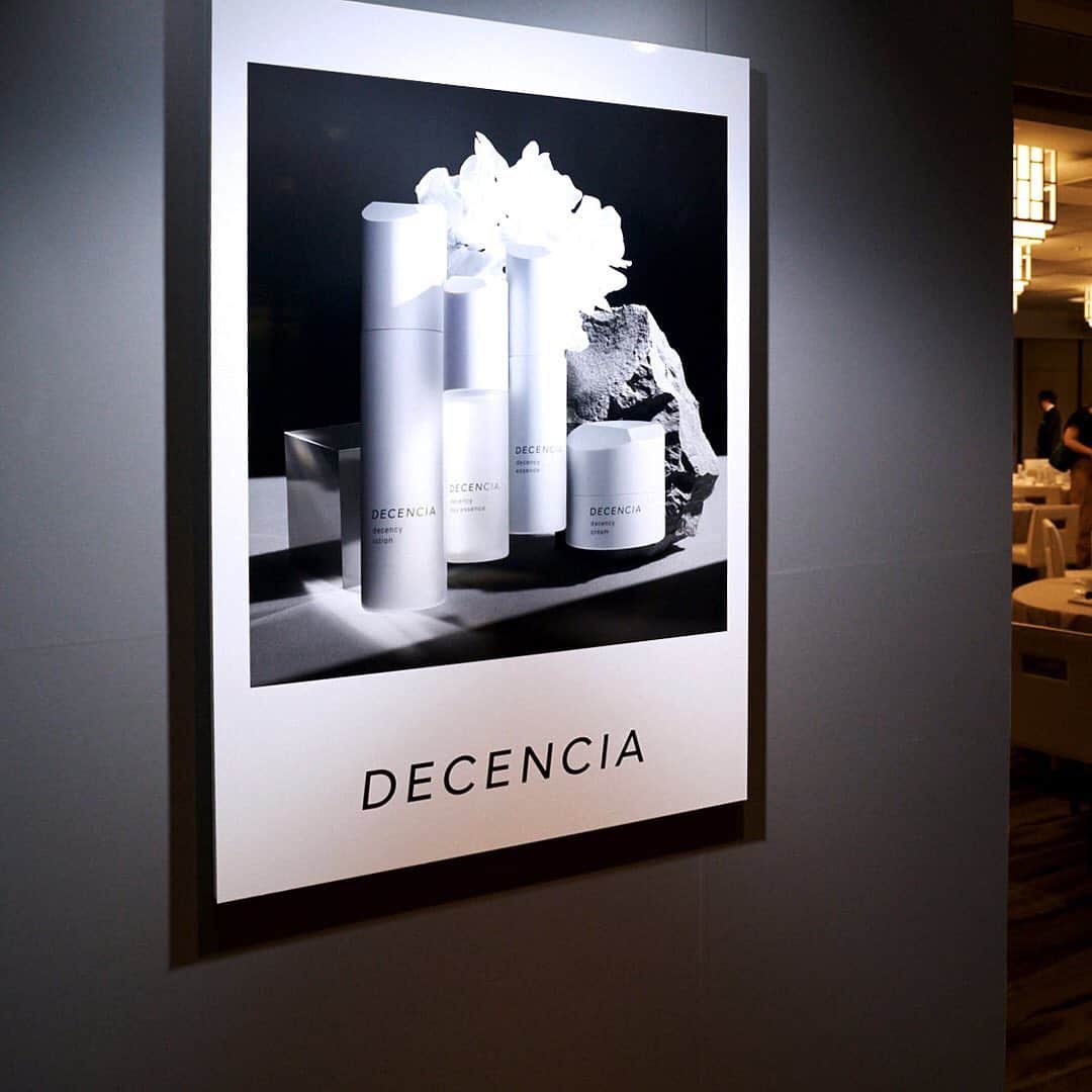 DECENCIA(ディセンシア)さんのインスタグラム写真 - (DECENCIA(ディセンシア)Instagram)「敏感肌に、新しい世界を decencyシリーズ 誕生 ・ 昨日7月4日(木)に、この9月に伊勢丹新宿店からデビューとなる(EC発売は2020年1月)新シリーズ「decency(ディセンシー)」の新商品発表会を開催しました。 ・ あいにくの雨の中ではありましたが、多くのメディア、編集者、美容家の方々にお集まりいただき『新しい敏感肌理論』を搭載したdecencyシリーズの世界とサイエンスをご体感いただきました。 ・ まずは商品企画・PRの角田より、「肌が硬く感じる」というお客様の声により敏感肌特有の「角層硬化」という症状に着目した事。 ・ そこから、今回のdecencyシリーズに搭載されている新たな敏感肌ケアのソリューション「バスケットウィーブ®︎理論」の解説と、シリーズコンセプト、各商品についてのこだわりについてご紹介。 ・ また、この角層硬化の発見と、「バスケットウィーブ®︎理論」の第一人者であり商品開発にも携わった、ポーラR&M研究所の多田研究員より「角層硬化」と、角層エリアで起こる「バスケットウィーブ®︎化」のメカニズムについて詳しく解説いただきました。 ・ 会の終了後にも、多くのゲストからブランドとしては7年ぶりのシリーズ追加となる、敏感肌用プレミアムケアシリーズ「decency」へのポジティブな期待と激励のお声を多くいただき、decencyが切り開く新しい未来への手応えを得ることができました。 ・ 発売まであと2ヶ月を切ったdecencyシリーズについてはこのSNSでも、少しずつご紹介させていただきます。 ・ //////// #ディセンシー #decency #医薬部外品 #新商品 #ローション #化粧液 #lotion #美容液 #日中用美容液 #夜用美容液 #dayessence #essence #クリーム #cream #伊勢丹 #伊勢丹新宿店 #isetan #敏感肌はどこまでも美しくなれる #DECENCIA #decencia #ディセンシア #敏感肌 #化粧品 #研究 #現代女性 #スキンケア #敏感肌スキンケア #敏感肌化粧品 #敏感肌コスメ #肌ケア」7月5日 19時21分 - decencia_official