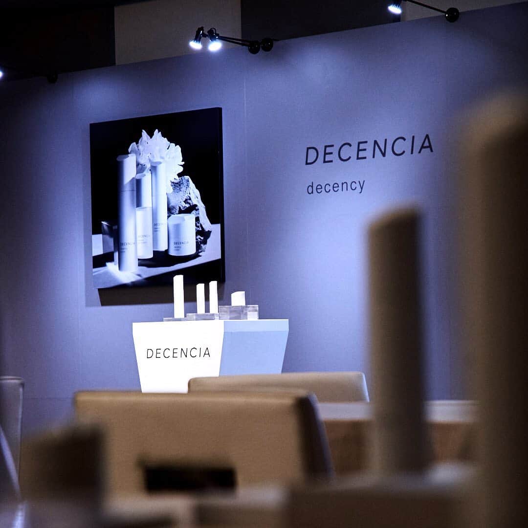 DECENCIA(ディセンシア)のインスタグラム：「敏感肌に、新しい世界を decencyシリーズ 誕生 ・ 昨日7月4日(木)に、この9月に伊勢丹新宿店からデビューとなる(EC発売は2020年1月)新シリーズ「decency(ディセンシー)」の新商品発表会を開催しました。 ・ あいにくの雨の中ではありましたが、多くのメディア、編集者、美容家の方々にお集まりいただき『新しい敏感肌理論』を搭載したdecencyシリーズの世界とサイエンスをご体感いただきました。 ・ まずは商品企画・PRの角田より、「肌が硬く感じる」というお客様の声により敏感肌特有の「角層硬化」という症状に着目した事。 ・ そこから、今回のdecencyシリーズに搭載されている新たな敏感肌ケアのソリューション「バスケットウィーブ®︎理論」の解説と、シリーズコンセプト、各商品についてのこだわりについてご紹介。 ・ また、この角層硬化の発見と、「バスケットウィーブ®︎理論」の第一人者であり商品開発にも携わった、ポーラR&M研究所の多田研究員より「角層硬化」と、角層エリアで起こる「バスケットウィーブ®︎化」のメカニズムについて詳しく解説いただきました。 ・ 会の終了後にも、多くのゲストからブランドとしては7年ぶりのシリーズ追加となる、敏感肌用プレミアムケアシリーズ「decency」へのポジティブな期待と激励のお声を多くいただき、decencyが切り開く新しい未来への手応えを得ることができました。 ・ 発売まであと2ヶ月を切ったdecencyシリーズについてはこのSNSでも、少しずつご紹介させていただきます。 ・ //////// #ディセンシー #decency #医薬部外品 #新商品 #ローション #化粧液 #lotion #美容液 #日中用美容液 #夜用美容液 #dayessence #essence #クリーム #cream #伊勢丹 #伊勢丹新宿店 #isetan #敏感肌はどこまでも美しくなれる #DECENCIA #decencia #ディセンシア #敏感肌 #化粧品 #研究 #現代女性 #スキンケア #敏感肌スキンケア #敏感肌化粧品 #敏感肌コスメ #肌ケア」