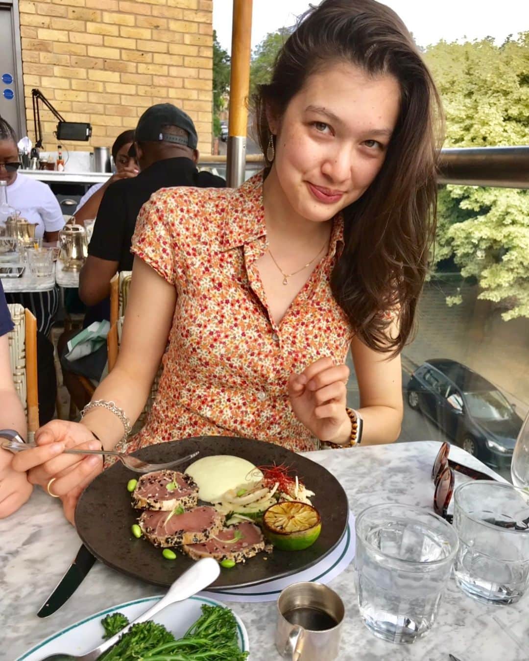香華（KOuKA）のインスタグラム：「This is why I never ask my dad to take photos of me... 😂😭 #imsoconfused #tunasteak #familylunch #koukatravels」