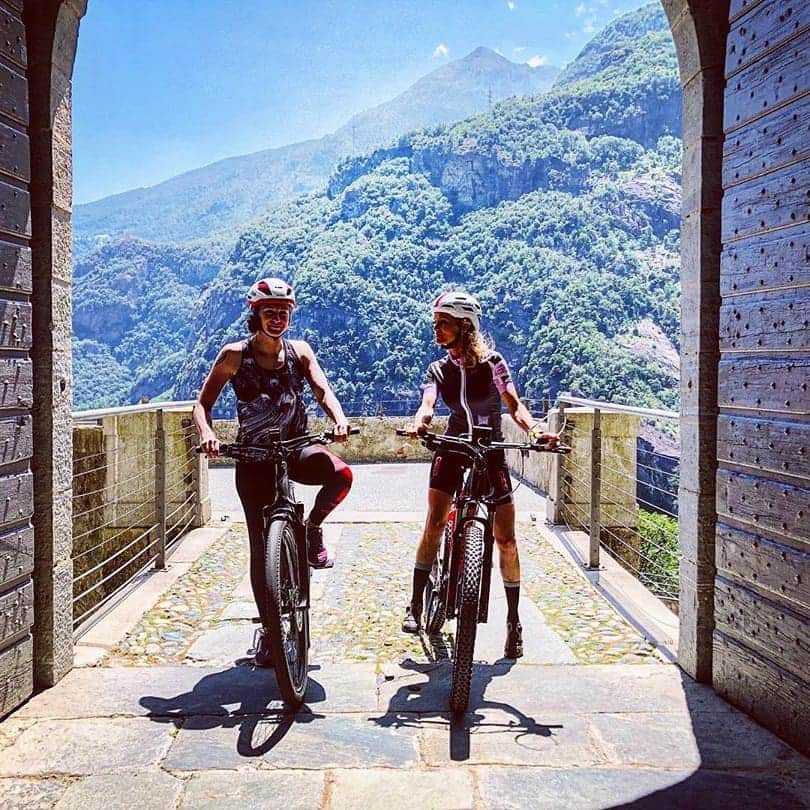 ジャスティン・マッテラさんのインスタグラム写真 - (ジャスティン・マッテラInstagram)「Scoprire le bellezze paesaggistiche e culturali della #bassavalledaosta in bicicletta è un’esperienza da vivere. Su @bikechannelsky lo racconteranno @justineelizabethmattera e @martine_michieletto ,nativa di Donnas e campionessa di Thai Boxe.  #visit #tv #bike #inbici #fortedibard #valledaosta #bikechannel #adv」7月5日 19時32分 - justineelizabethmattera