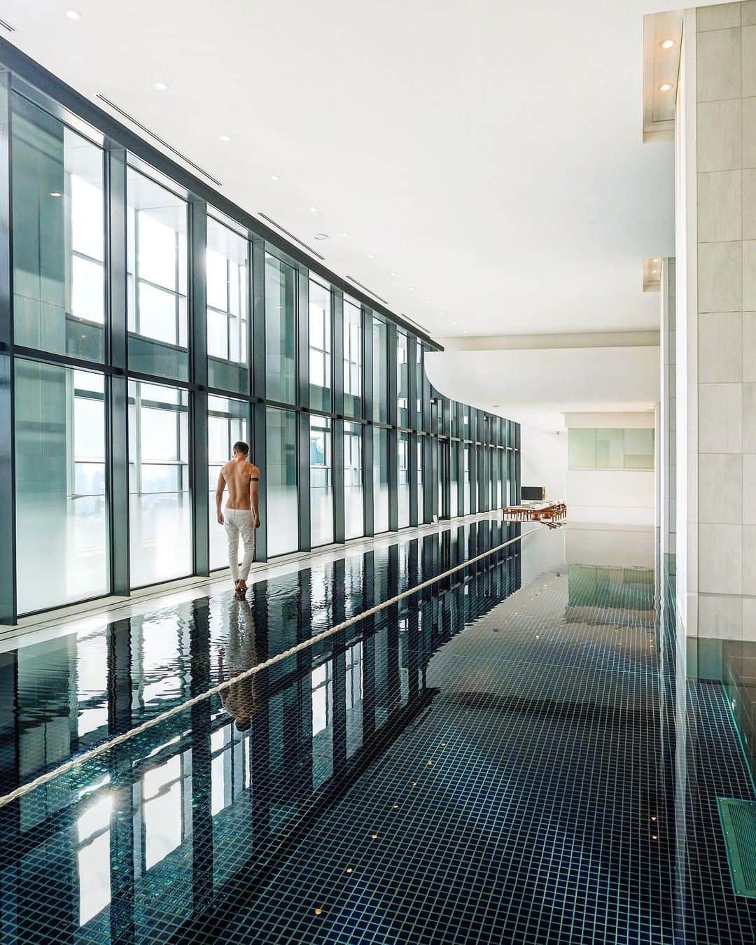 Andaz Tokyo アンダーズ 東京さんのインスタグラム写真 - (Andaz Tokyo アンダーズ 東京Instagram)「Take a dip above the clouds at 37th floor AO Spa & Club 🌟 #friday #pooltime . 📸 Thanks to @bennyjurdi」7月5日 19時33分 - andaztokyo