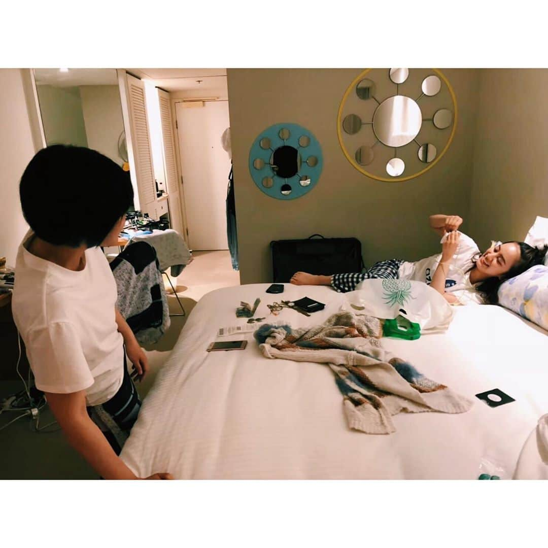 岡田結実さんのインスタグラム写真 - (岡田結実Instagram)「23:15〜 NTV「アナザースカイⅡ」に出演させていただきます〜  とてもとても楽しくて 内容は、、、、浅いけど楽しかったです。本当に。  良かったらあなたの時間下さい。みてね。☺︎ リラックス岡田 襲ってくる安田(ヘアメイクさん) 浮かれる福間(マネージャーさん)」7月5日 19時45分 - okada_yui_official