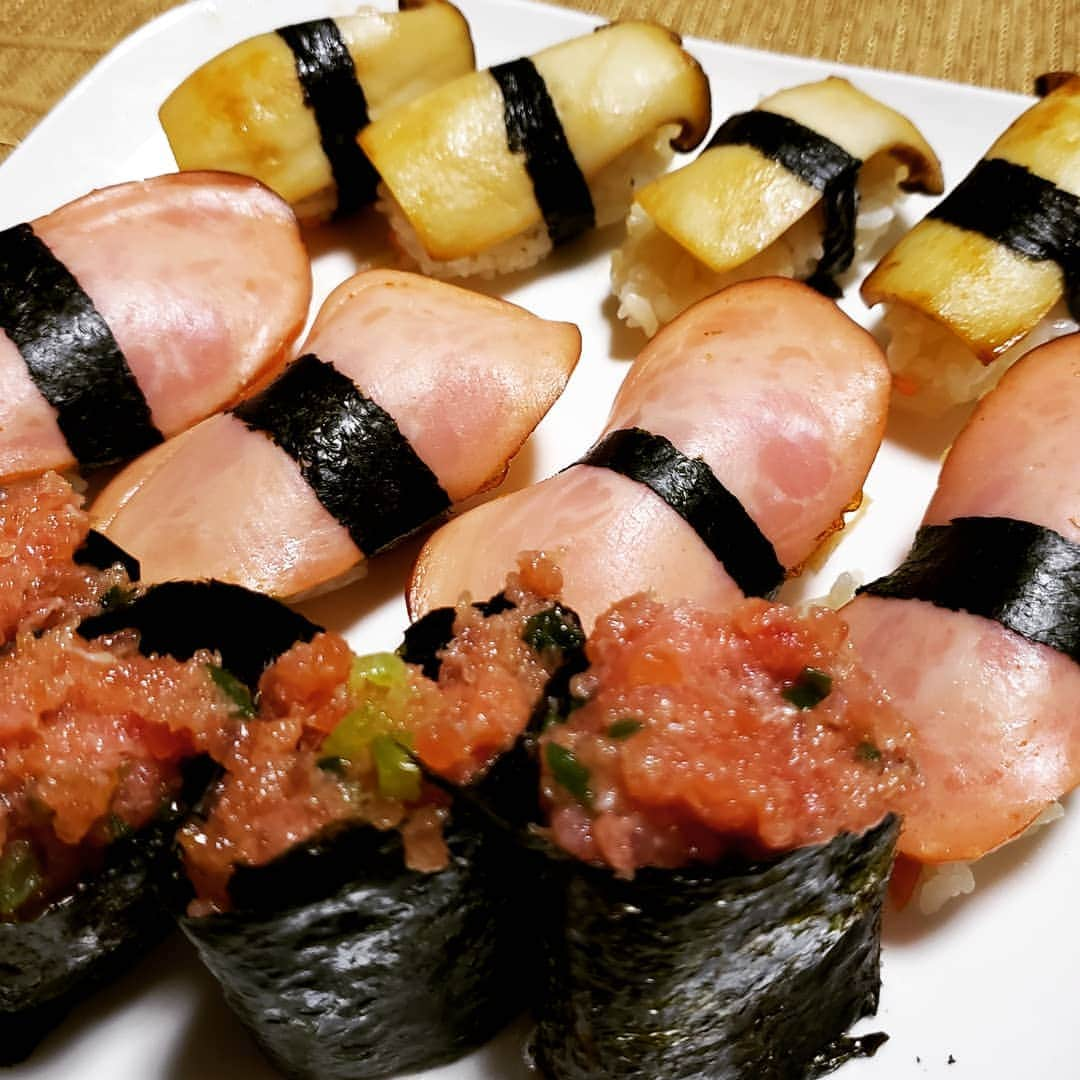 東朋宏さんのインスタグラム写真 - (東朋宏Instagram)「今日の料理はお寿司っぽい何か‼️(笑)  自分が思ってたより全然見た目悪いぜ。。。(笑) ･エリンギのバターしょうゆ ･チャーシュー ･ネギトロ ･マヨコーン ･トマトとチーズの青じそサラダ ･しらすとしば漬けと納豆  ホントはもっと色々やってみたかったけど時間が足りないね。。。 あ、見た目よりはおいしいからね‼️(笑)  #薬酒インスタ対決 #男の料理 #簡単レシピ #tastyjapan #おうちごはん #ディナー #和食 #寿司 #鮨 #エリンギ #バター #しょうゆ #チャーシュー #ネギトロ #コーン #マヨネーズ #トマト #チーズ #サラダ #しらす #しば漬け #納豆 #色々食べれるのはいいね」7月5日 19時38分 - tomohiro_azuma