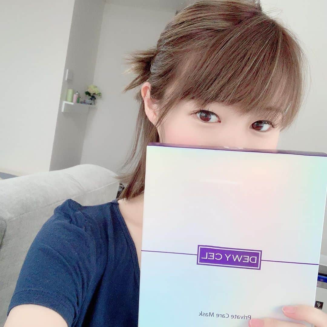 しほの涼のインスタグラム：「妊娠中にはメラニンの生成が増えるらしいのに、悪阻の時から全くお肌の手入れが出来ず😢このままじゃヤバイとの事で  @dewycel_japan のプレミアムシートマスクをお試しさせていただきました🤭  週に一回のプレミアムマスクで、7日分の栄養が一枚に入っているとの事😲 メラニンの色素沈着を改善する成分が入ってるので、美白にはピッタリなんですって🥰  上は美白効果のある薄いシート、下はリフティング効果のある極厚シートのセパレートタイプ🙆‍♀️ しかも角質ケアまで付いてました😲‼️ 韓国のブランドとの事で、妊娠中の敏感肌に大丈夫か心配でしたが全くヒリヒリ感もなくモチモチになりました💕 お産と産後に大ダメージのお肌に潤いが😂💕 何より毎日やらなくていいのがポイント高いです😂1週間に1回なら産後も無理なく続けられそう🤱 Amazonで購入出来るのも楽でいいですね😁😁 お試しさせていただいてありがとうございます😊とっても気に入りました💝  #デュイセル #DEWYCEL #デュイホリック #DEWYHOLIC #シートマスク #preciousvaluabledewycel #韓国コスメ #コスメホリック #パック #プレミアムマスク #美白 #ホワイトニング #美白ケア #美白効果 #美白パック #シミ対策 #妊娠中 #アットコスメ #特別な日 #コスメ購入品 #コスメレポ #韓国メイク」
