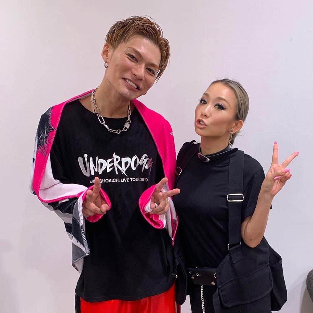 倖田來未さんのインスタグラム写真 - (倖田來未Instagram)「昨日、﻿しょーきっつあんの初ソロツアー「EXILE SHOKICHI LIVE TOUR 2019﻿ UNDERDOGG」に遊びにいってきました！！！﻿ ﻿ ソロに至るまで、10年という時間をかけて、﻿ ここまできたんだなぁと、初めて知って、﻿ 驚きと感動を覚えました。﻿ しかも、めちゃめちゃ歴史のある濃厚な10年だなぁと。﻿ このライブを見たお客さんは、きっとずっと応援していこうと思うライブだったと私は思いました。 ﻿ スタンドで見せてもらったんですが、﻿ お客さんが1つになって、終始ものすごい座席の揺れでした！！The oneやね。﻿ ﻿ パフォーマンスも、﻿ きっとしょーきっつあんの本来好きな音楽性というものもしっかり見せつつ、お客さんの求めているものの曲もしっかりやっていて。﻿ 本当にお客さんを大切にしているんだなぁとゆう真意みたいなところが、出ていたライブでした！！﻿ あと、めちゃめちゃ多才過ぎて！﻿ きっとあの裏側には、考えられない努力があったんだろうなと。﻿ 才能ももちろんですが、とてつもない努力家だと確信しました。﻿ ﻿ 音楽が好きで、人を幸せにするのが好きなしょーきっつあんには、これからも素敵な歌声を届けて欲しいです！！﻿ ﻿ 昨日はご招待頂き本当にありがとう！﻿ ファイナルの地元北海道まで、最高のステージを！！﻿ ﻿ #近々 #音楽談義 #実現させましょう #あと #体の絞り方教えて #爆笑 #男も女も惚れる #パーフェクトヒューマン #SHOKICHI #live #tour #UNDERDOGG #ありがとう #kodakumi #倖田來未 #fashion #kohslickcurro #pameopose #alexanderwang #selfmadebygianfrancovillegas」7月5日 19時42分 - kodakumi_official