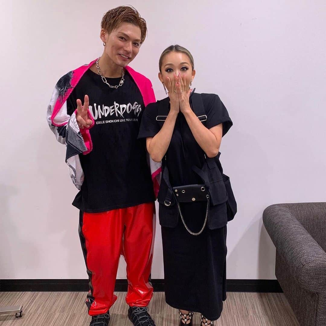 倖田來未さんのインスタグラム写真 - (倖田來未Instagram)「昨日、﻿しょーきっつあんの初ソロツアー「EXILE SHOKICHI LIVE TOUR 2019﻿ UNDERDOGG」に遊びにいってきました！！！﻿ ﻿ ソロに至るまで、10年という時間をかけて、﻿ ここまできたんだなぁと、初めて知って、﻿ 驚きと感動を覚えました。﻿ しかも、めちゃめちゃ歴史のある濃厚な10年だなぁと。﻿ このライブを見たお客さんは、きっとずっと応援していこうと思うライブだったと私は思いました。 ﻿ スタンドで見せてもらったんですが、﻿ お客さんが1つになって、終始ものすごい座席の揺れでした！！The oneやね。﻿ ﻿ パフォーマンスも、﻿ きっとしょーきっつあんの本来好きな音楽性というものもしっかり見せつつ、お客さんの求めているものの曲もしっかりやっていて。﻿ 本当にお客さんを大切にしているんだなぁとゆう真意みたいなところが、出ていたライブでした！！﻿ あと、めちゃめちゃ多才過ぎて！﻿ きっとあの裏側には、考えられない努力があったんだろうなと。﻿ 才能ももちろんですが、とてつもない努力家だと確信しました。﻿ ﻿ 音楽が好きで、人を幸せにするのが好きなしょーきっつあんには、これからも素敵な歌声を届けて欲しいです！！﻿ ﻿ 昨日はご招待頂き本当にありがとう！﻿ ファイナルの地元北海道まで、最高のステージを！！﻿ ﻿ #近々 #音楽談義 #実現させましょう #あと #体の絞り方教えて #爆笑 #男も女も惚れる #パーフェクトヒューマン #SHOKICHI #live #tour #UNDERDOGG #ありがとう #kodakumi #倖田來未 #fashion #kohslickcurro #pameopose #alexanderwang #selfmadebygianfrancovillegas」7月5日 19時42分 - kodakumi_official