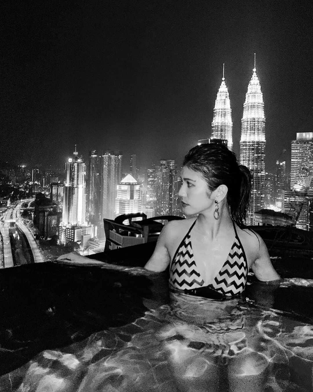 のインスタグラム：「THE FACE SUITES🌃 ＊ ホテルの屋上にあるプールから ツインタワーが♥︎◟⌣̈⃝◞♥︎ 夜景綺麗やった〜♡♡ ＊ 新しいモノクロビキニは @slumberofficial のやで👙🖤 ＊ ＊ ＊ #クアラルンプール #マレーシア #クアラルンプール旅行 #ナイトプール #インフィニティプール #旅行 #女子旅 #タビジョ #thefacesuites #trip #tabijyo #tabimuse #traveler #instagood #marika_trip」