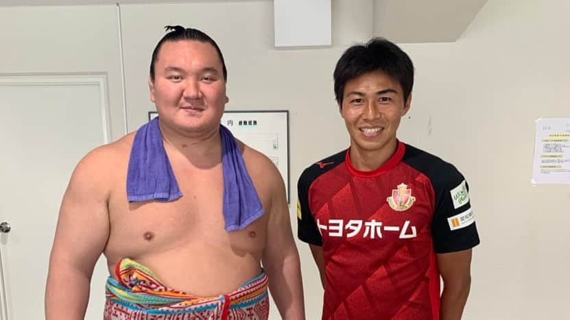 丸山祐市のインスタグラム：「宮城野部屋の稽古を見学させて頂きました！  横綱白鵬関と交流させてもらい、ちゃんこもご馳走になり、貴重な経験をさせてもらいました！  7月7日は、名古屋場所の初日、僕たちは、湘南ベルマーレとの試合！  絶対に勝とう！！ #横綱白鵬関 #宮城野部屋 #名古屋場所 #相撲  #nagoyagrampus #grampus #名古屋グランパス#soccer #丸山祐市#17#継続#準備#感謝#笑顔#ファミリー#elpibe」