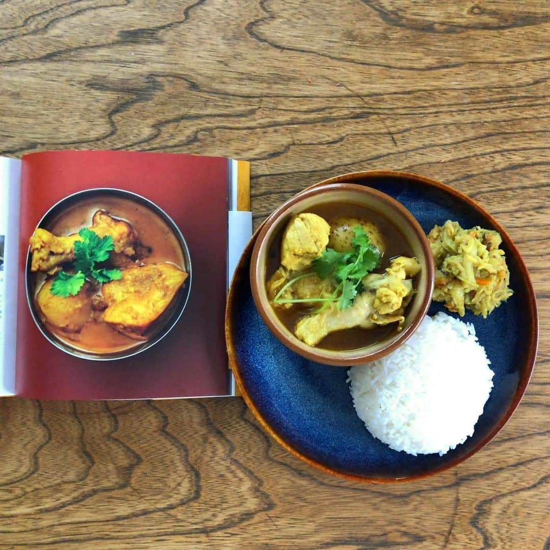 内沼晋太郎さんのインスタグラム写真 - (内沼晋太郎Instagram)「『ベンガル料理はおいしい』（NUMABOOKS）より「チキンのジョル」と「キャベツのゴント」。 美味しすぎてとっても食べ過ぎました。 #ベンガル料理はおいしい #NUMABOOKS #石濱匡雄 #ユザーン #uzhaan」7月5日 19時46分 - numabooks