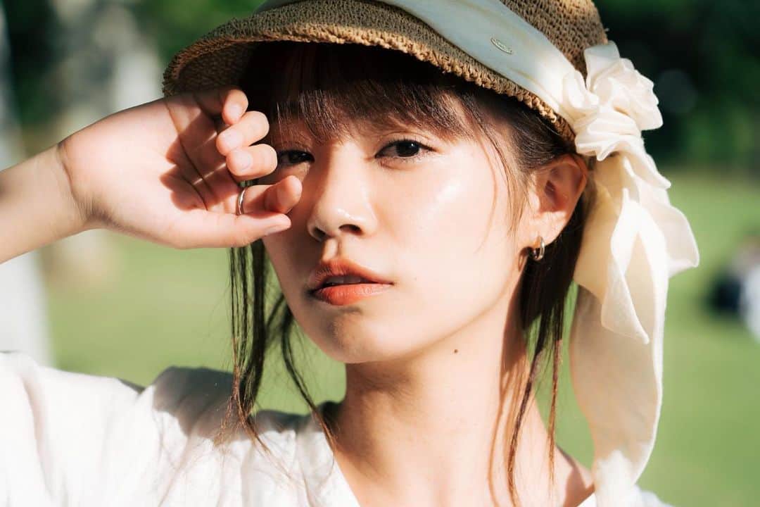 菜乃花さんのインスタグラム写真 - (菜乃花Instagram)「眩しいのポーズ。 . CA4LAのリボンたっぷりの帽子かわいいでしょ✌🏻️」7月5日 19時49分 - nanoka0707