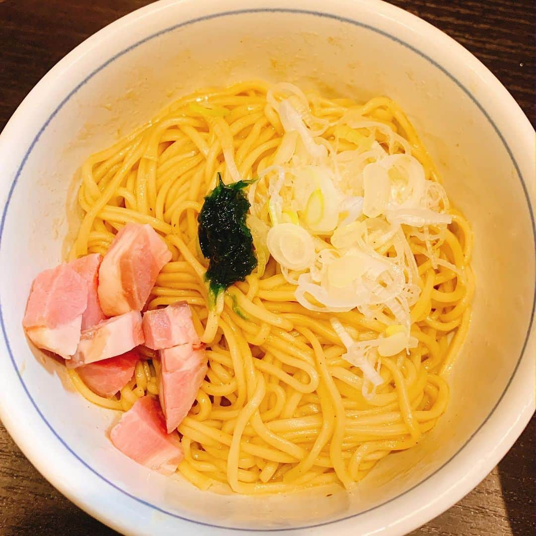 樫原伸彦さんのインスタグラム写真 - (樫原伸彦Instagram)「川栄からの ラーメン。  夏海に初ダイブ。  ツルツルでコシがある歯応え抜群の麺。 キリッとした醤油に生姜が爽やかなスープ。 美味い！◎ . そしてデザートにw 和え玉という油ソバ。 鮑の肝で和えたやつ、激美味◎  赤羽グルメ、ヤバイなぁ。 気になる居酒屋が20軒くらいある。  お腹いっぱい。 帰ろうかなw  #ラーメン #ramen #noodles #麺 #yummy #delicious #foodie #グルメ #night #dinner #foodstagram #グルメ #中華」7月5日 19時50分 - nobustagrammy