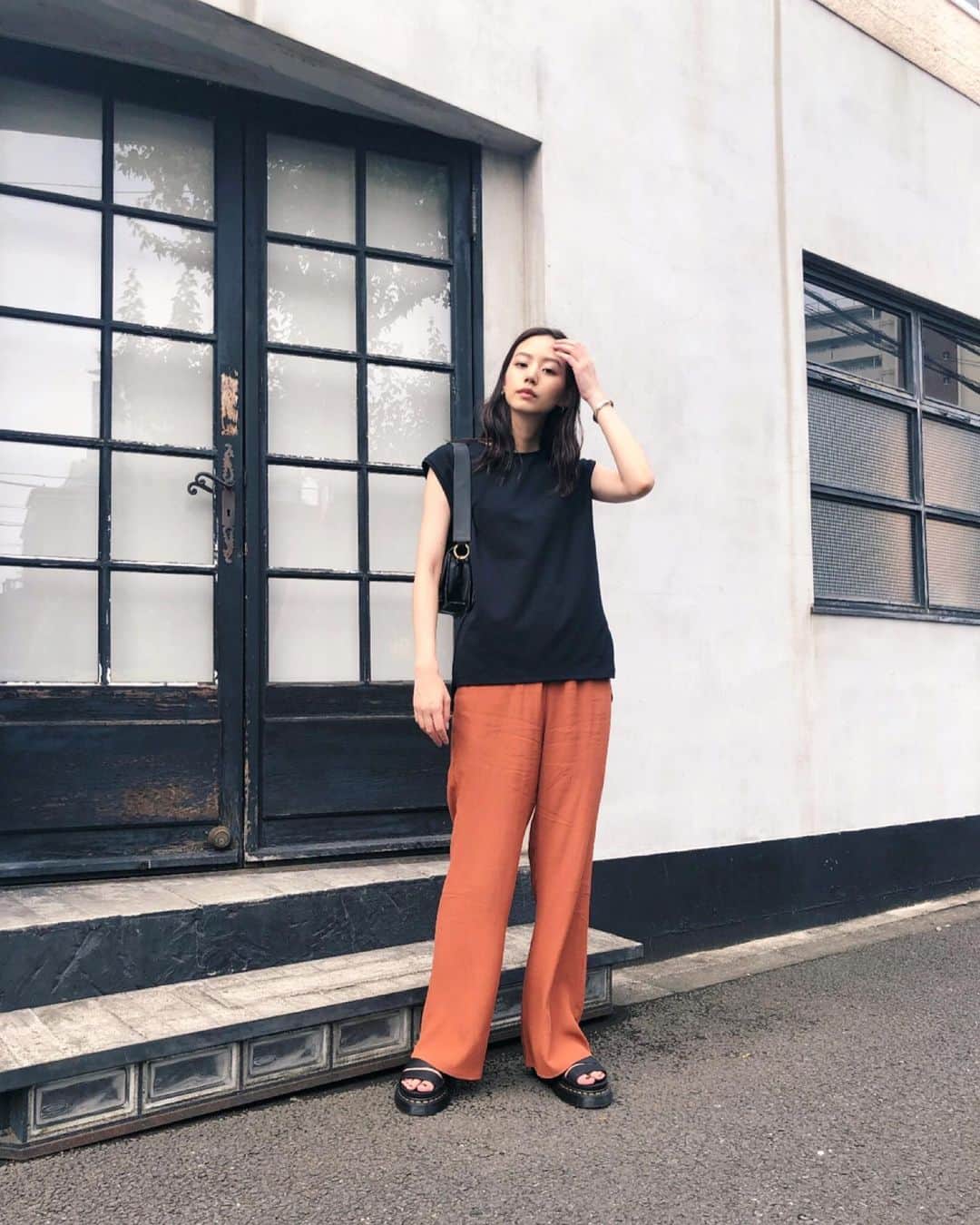 Shiho Sasakiさんのインスタグラム写真 - (Shiho SasakiInstagram)「とある日の私服🍊 カプセルコレクションの楽ちんPantsは ずるっと履きたかったので、Mサイズにしたよ👖 意外とこういうカラーのパンツ持ってなかったから新鮮な気分✨ #MOUSSY#MOUSSYSNAP」7月5日 19時50分 - shihomurata0718