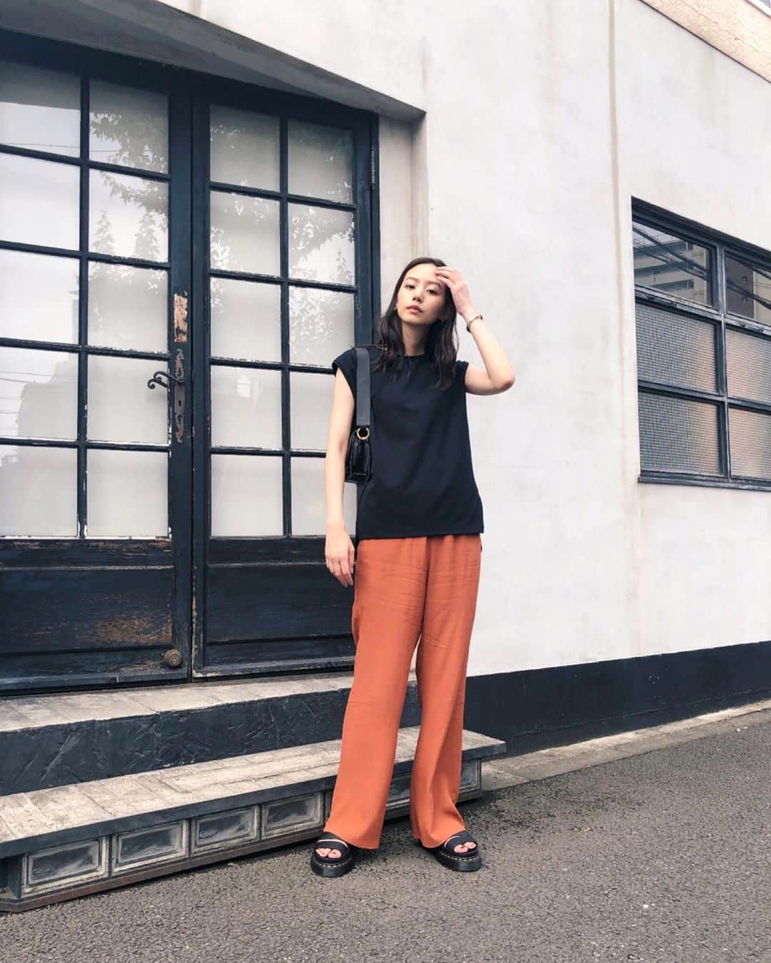 Shiho Sasakiのインスタグラム：「とある日の私服🍊 カプセルコレクションの楽ちんPantsは ずるっと履きたかったので、Mサイズにしたよ👖 意外とこういうカラーのパンツ持ってなかったから新鮮な気分✨ #MOUSSY#MOUSSYSNAP」