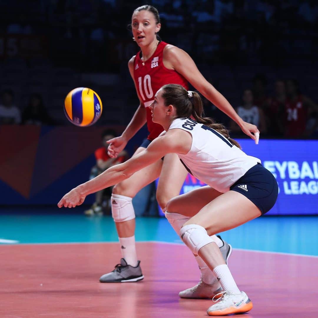 USA Volleyballさんのインスタグラム写真 - (USA VolleyballInstagram)「@usavwnt defeated Brazil 3-1 and heads into Saturday's @FIVBVolleyball #VNL semifinals as the top seed from Pool B. Jordan Thompson paved the way with 33 points in the victory. Visit usavolleyball.org for the match recap.」7月5日 19時51分 - usavolleyball