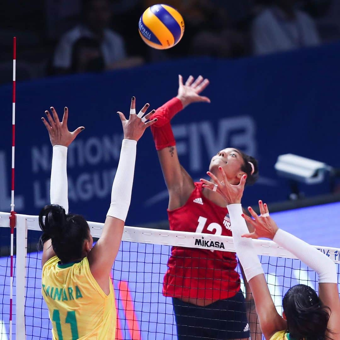 USA Volleyballさんのインスタグラム写真 - (USA VolleyballInstagram)「@usavwnt defeated Brazil 3-1 and heads into Saturday's @FIVBVolleyball #VNL semifinals as the top seed from Pool B. Jordan Thompson paved the way with 33 points in the victory. Visit usavolleyball.org for the match recap.」7月5日 19時51分 - usavolleyball