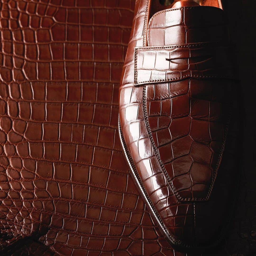 のインスタグラム：「Material World: Exploring Exotic Leathers - Shell Cordovan, lizard, shark and Crocodile. We use the lot at Crockett & Jones. We explore what makes these distinctive materials special. . Swipe up in our story to read the article. . #crockettandjones #madetobeworn #exotic #leather #crocodile #cordovan #shark」