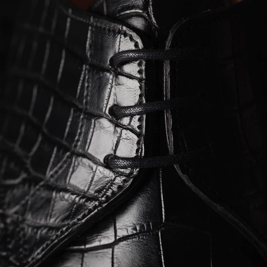 のインスタグラム：「Material World: Exploring Exotic Leathers - Shell Cordovan, lizard, shark and Crocodile. We use the lot at Crockett & Jones. We explore what makes these distinctive materials special. . Swipe up in our story to read the article. . #crockettandjones #madetobeworn #exotic #leather #crocodile #cordovan #shark」