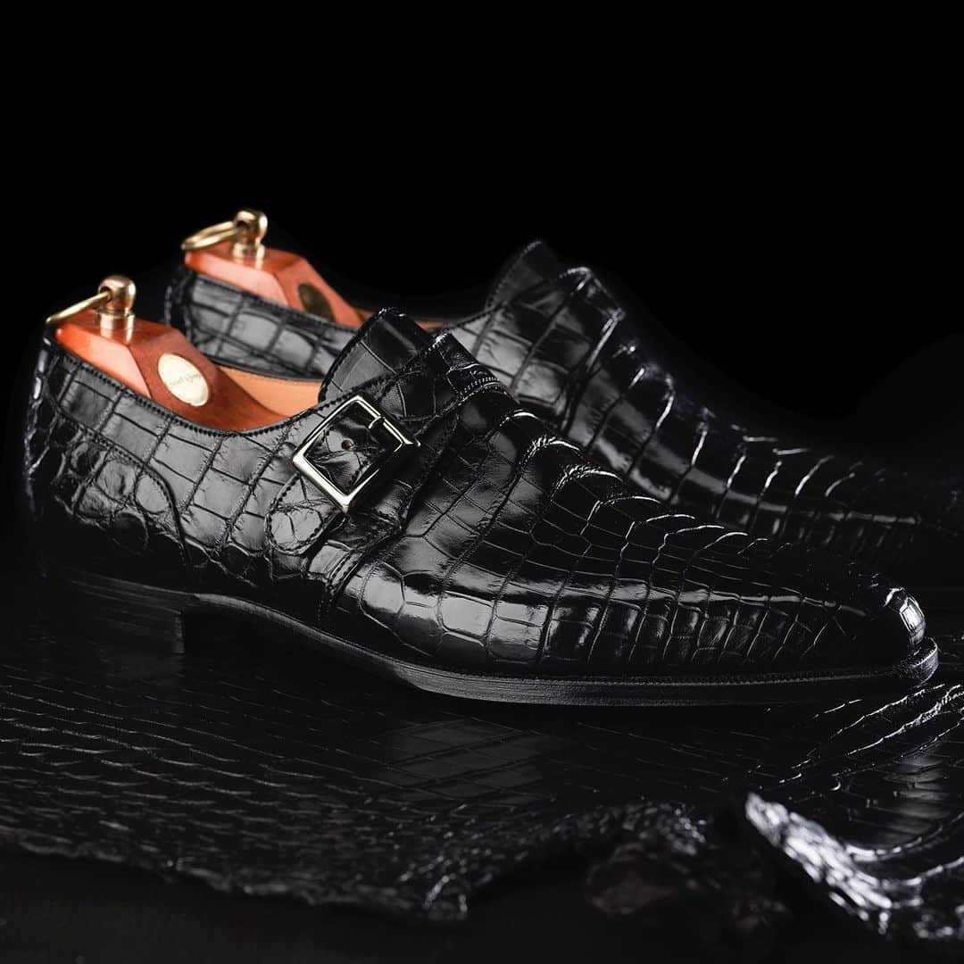 のインスタグラム：「Material World: Exploring Exotic Leathers - Shell Cordovan, lizard, shark and Crocodile. We use the lot at Crockett & Jones. We explore what makes these distinctive materials special. . Swipe up in our story to read the article. . #crockettandjones #madetobeworn #exotic #leather #crocodile #cordovan #shark」