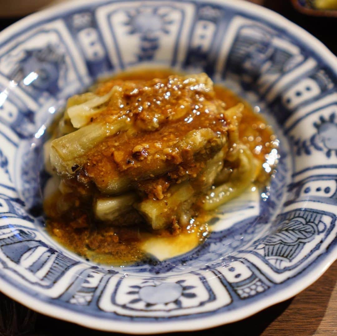 Chiharu Ko8yacさんのインスタグラム写真 - (Chiharu Ko8yacInstagram)「◯金曜日の晩酌◯ ・ 焼きなすの胡椒味噌ダレ お揚げとモロッコいんげん炊いたん 豆もやしのナムル 朧豆腐のオリーブオイル塩 低温茹で鶏の生姜醤油 (〆にちょこっと鶏雑炊) ・ トースターで茄子を焼いたら爆発した。 そう、穴のあけ忘れ🍆😂ひくほど大きな破裂音 ・ 低温調理の鶏は味をつけずに60度で120分。あげたすぐ後に塩味濃いめの出汁を入れて冷ますという後味付け方式で。 この方法だと仕上がりはハムじゃなくてしっとり茹で鶏。生姜醤油がよく合いました☺︎ ・ お向かいさんはお隣さんへ #晩酌 #晩ごはん #おうちごはん #うちごはん #夜ご飯 #夕飯 #焼き茄子 #鶏ハム #一番搾りプレミアム #dinner #今日の一品」7月5日 19時56分 - ko8yac