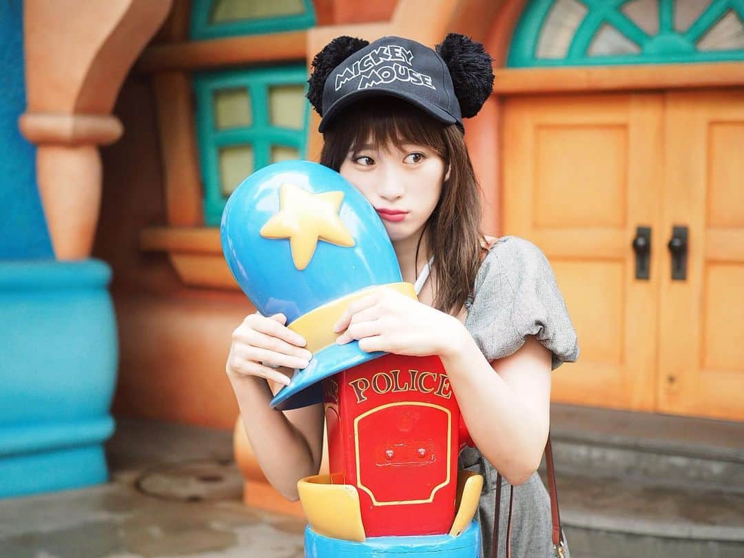 泉あいりさんのインスタグラム写真 - (泉あいりInstagram)「むぎゅっ。 _ #tokyodisneyland #disneyland #disney #tdl #ディズニー #ディズニーランド #ディズニーバウンド #cordinate #私服 #ootd #code #instagood #instalike #followme #ポートレート好きな人と繋がりたい #おしゃれさんと繋がりたい #ギンガムチェックコーデ #ワンピースコーデ  #ミッキーキャップ #モノトーンコーデ」7月5日 19時56分 - __ochiairi__