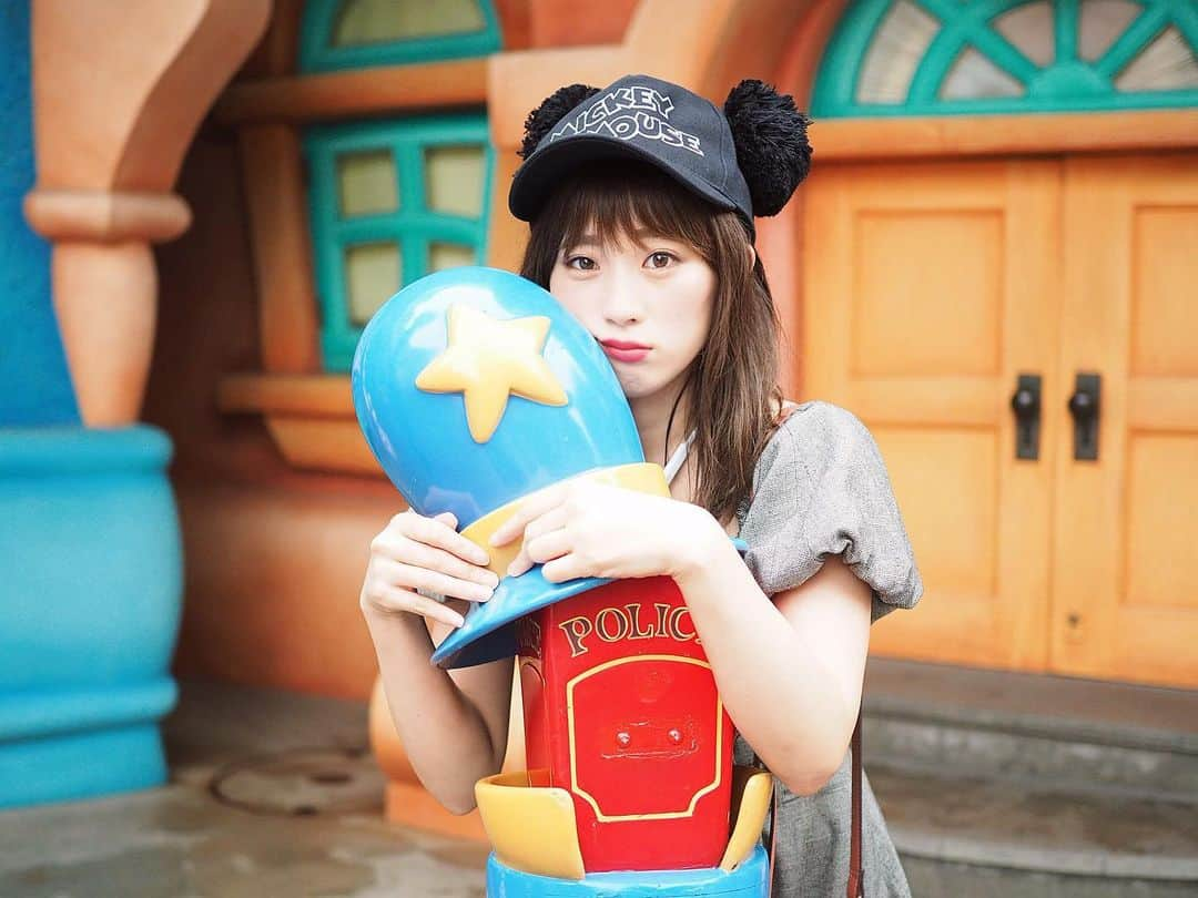 泉あいりさんのインスタグラム写真 - (泉あいりInstagram)「むぎゅっ。 _ #tokyodisneyland #disneyland #disney #tdl #ディズニー #ディズニーランド #ディズニーバウンド #cordinate #私服 #ootd #code #instagood #instalike #followme #ポートレート好きな人と繋がりたい #おしゃれさんと繋がりたい #ギンガムチェックコーデ #ワンピースコーデ  #ミッキーキャップ #モノトーンコーデ」7月5日 19時56分 - __ochiairi__