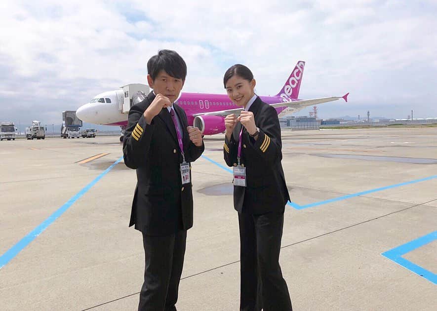 朝比奈彩さんのインスタグラム写真 - (朝比奈彩Instagram)「. . 7月5日の「ランウェイ24」の、 オフショットは、 関西空港での撮影の一部をご紹介します♡ . パイロットの新開キャプテンと、 香月さんとの写真です！(^ ^) . 多分クランクインして間もない時に 撮った写真です！＾＾笑。 . 放送まで後少し！♡ . #ootd #outfit #fashion #make #makeup #natural #pilot #abcテレビ #ランウェイ24 #harmonypromotion」7月5日 19時59分 - asahina_aya