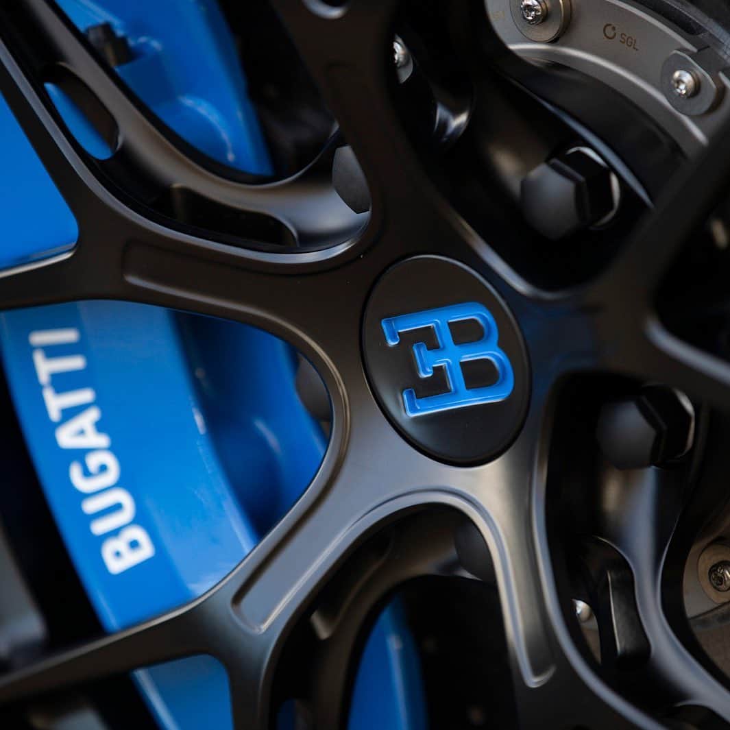 ブガッティさんのインスタグラム写真 - (ブガッティInstagram)「The phenomenal braking power of the high strength aluminium alloy eight-piston brake caliper lays in wait.  #BUGATTI #BUGATTIChiron #Chiron」7月5日 19時59分 - bugatti