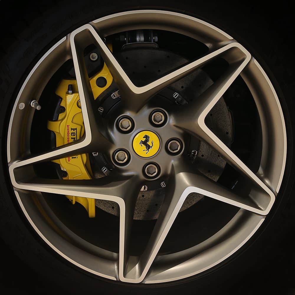 Ferrari Japanさんのインスタグラム写真 - (Ferrari JapanInstagram)「滑らかなスターバーストのホイールリムと名高き#Ferrari の出力で発進を待つ。 . #FerrariF8Tributo #フェラーリ #WheelRims #F8Tributo」7月5日 20時04分 - ferrarijpn