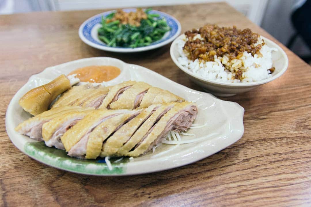 HereNowさんのインスタグラム写真 - (HereNowInstagram)「On a narrow backstreet of Shi-men Ting, a long-standing restaurant that specializes in goose cuisine Qian Hui E Rou is a must try. Goose on rice, goose noodles, or minced pork rice, you can never go wrong. 在潮流的西門町吃道地的鵝肉攤 Recommended by @flyflyflying. . . . #herenowcity #wonderfulplaces #beautifuldestinations #travelholic #travelawesome #traveladdict #igtravel #livefolk #instapassport #optoutside  #foodie #foodgasm #foodporn #千暉鵝肉店 #taipei #台湾 #台北 #台北旅行 #대만 #대만여행 #타이베이 #iseetaiwan #exploretaiwan #vscotaiwan #taiwangram #台灣 #美食 #食記 #古早味 #吃貨人生」7月5日 20時07分 - herenowcity